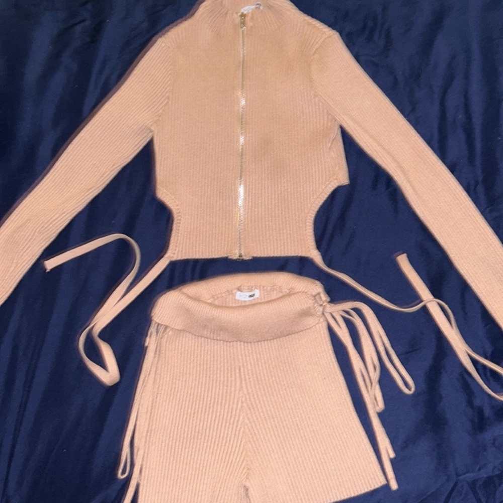 Fashion Nove two piece crop top with shorts.